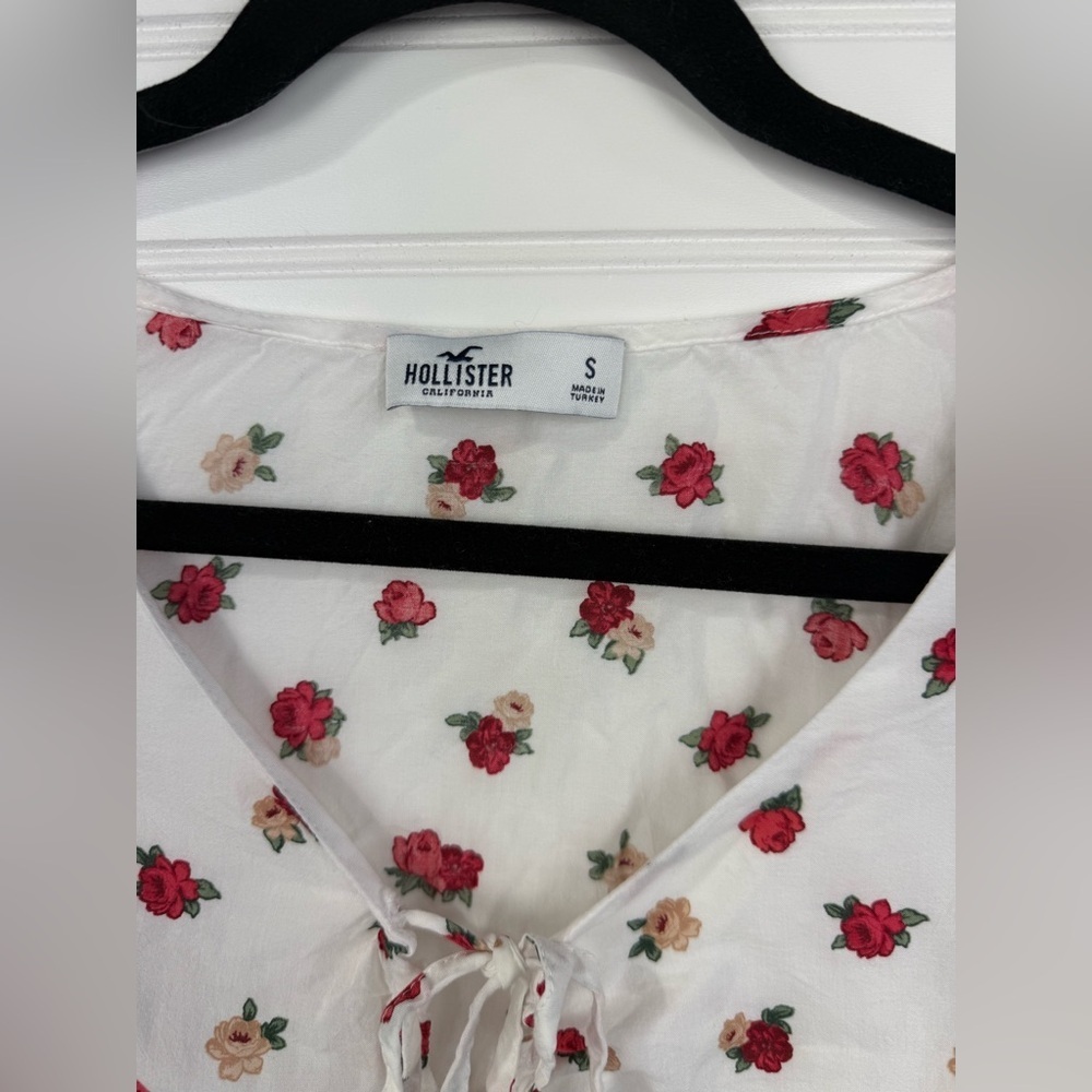 Hollister women’s white & red floral peasant tie front v-neck blouse. Size small - Picture 3 of 6